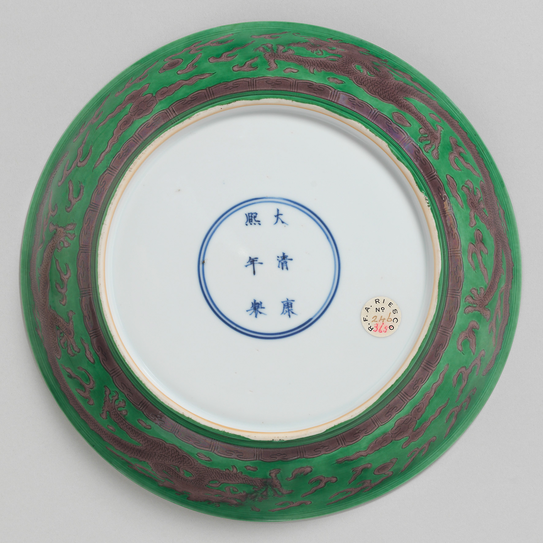 绿地茄皮紫龙纹盘| 明清瓷器| Eskenazi