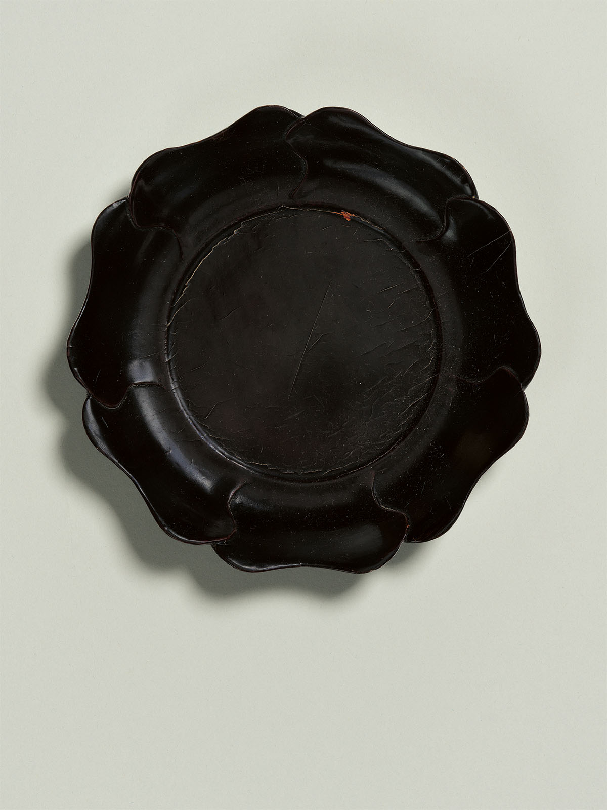 6. Black lacquer ‘mallow-shaped’ dish