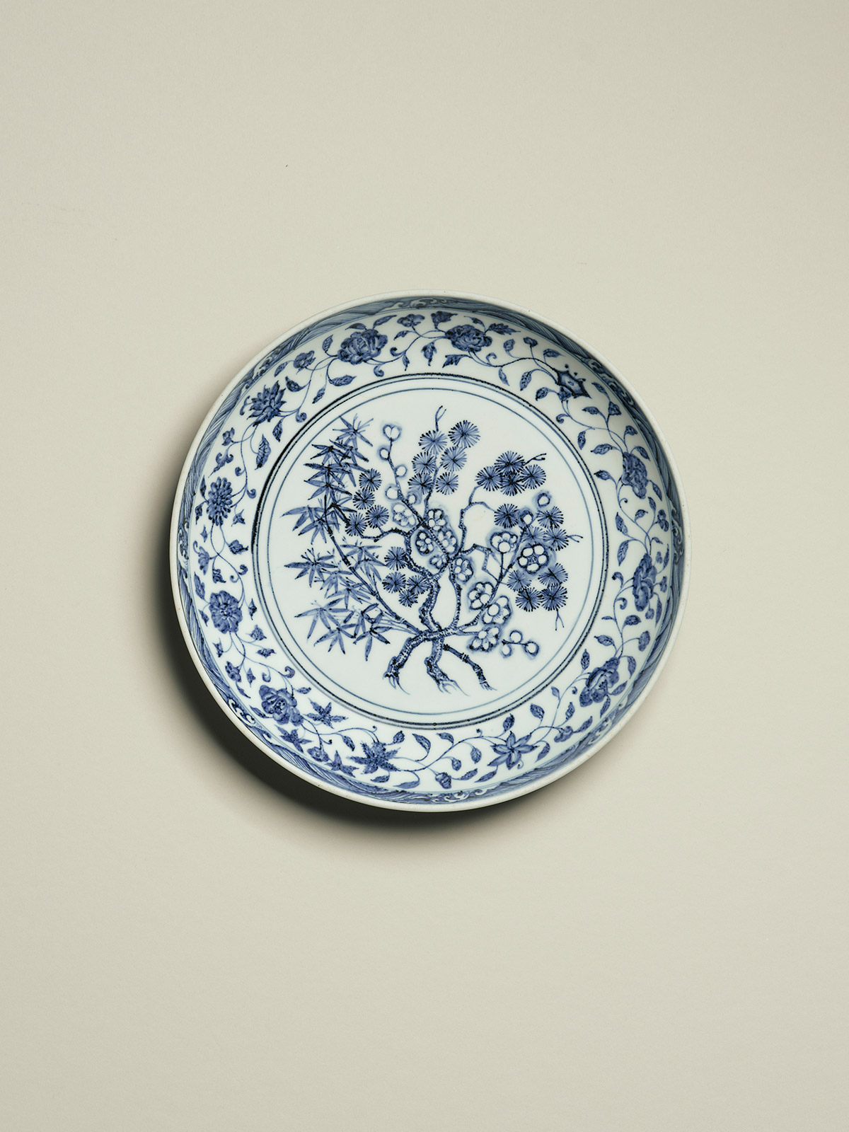 4. 青花岁寒三友缠枝四季花卉纹大盘| objects | Eskenazi Exhibition