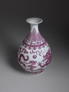 Falangcai porcelain pear-shaped vase (yuhuchun ping)